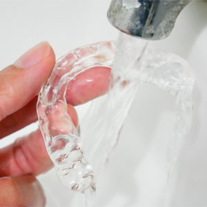 Rinsing clear aligner using tap water